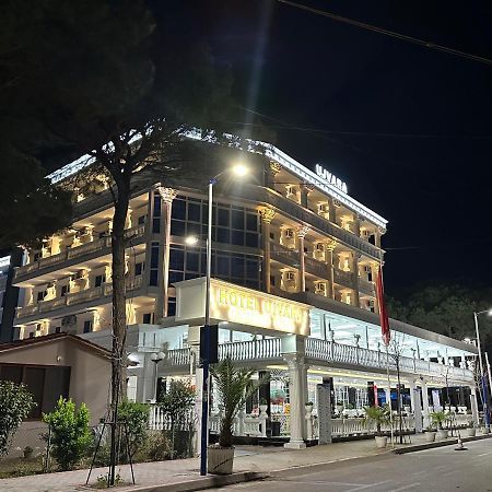 Ujvara Hotel Golem  Exteriör bild