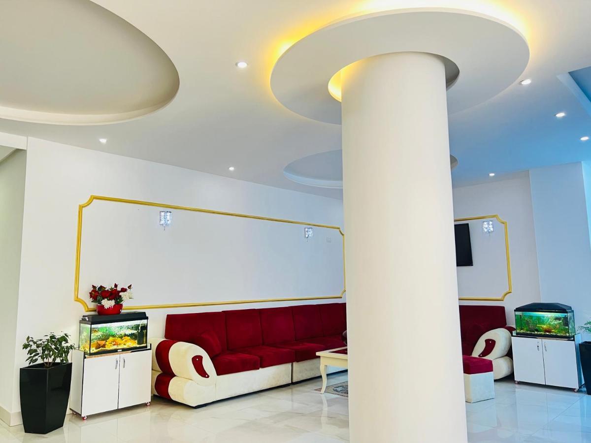 Ujvara Hotel Golem  Exteriör bild
