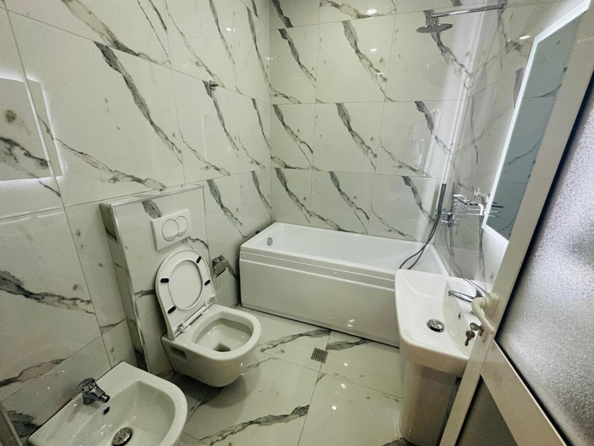 Ujvara Hotel Golem  Exteriör bild