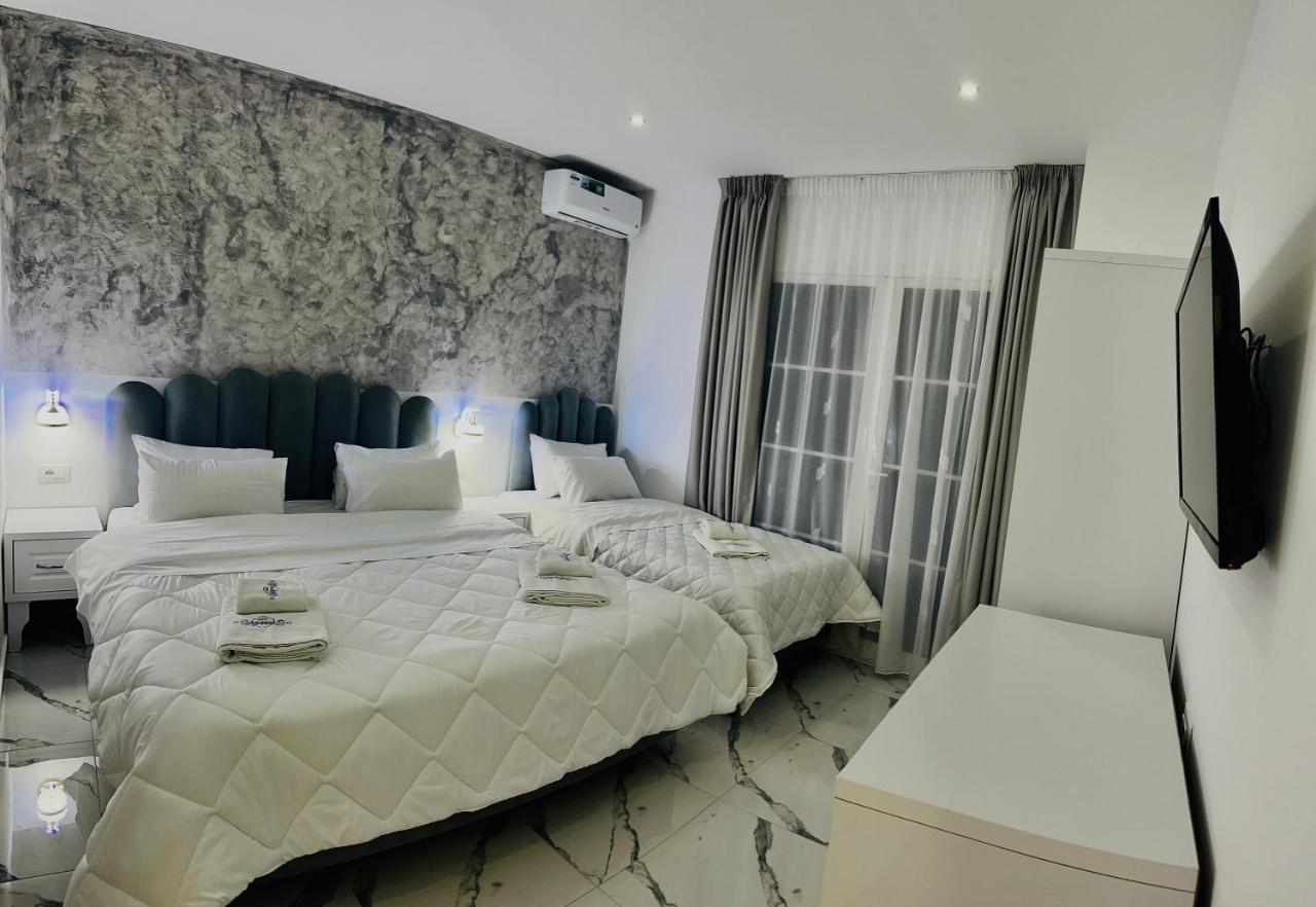 Ujvara Hotel Golem  Exteriör bild