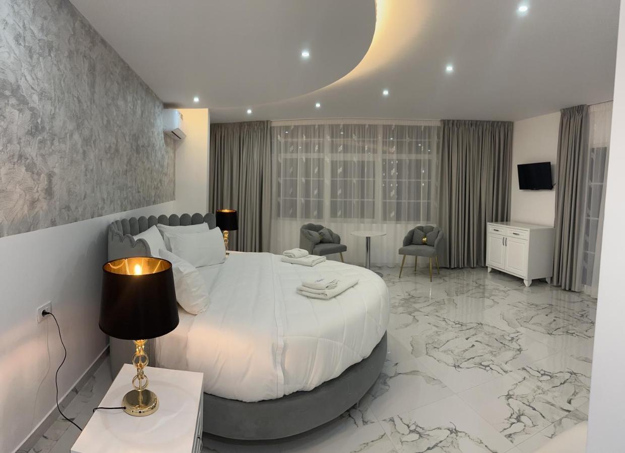 Ujvara Hotel Golem  Exteriör bild
