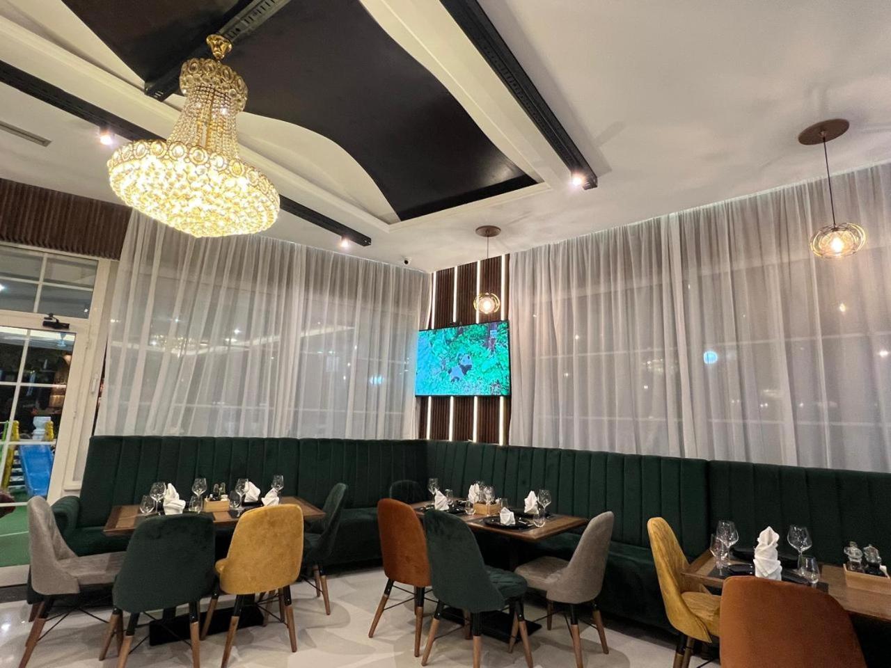 Ujvara Hotel Golem  Exteriör bild