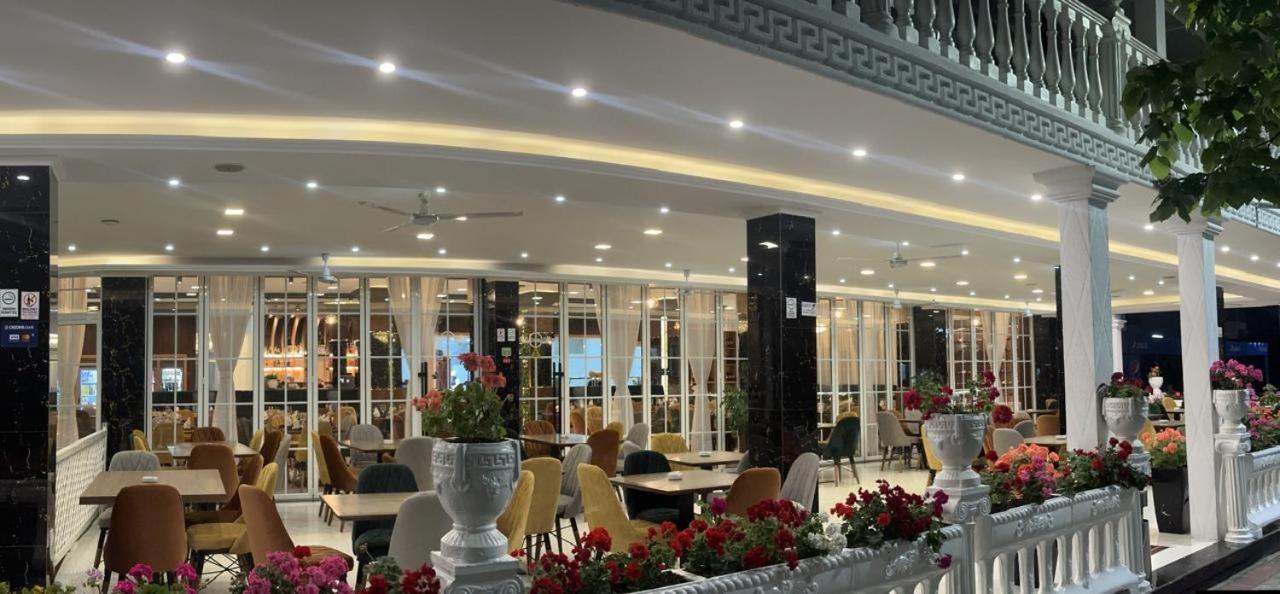 Ujvara Hotel Golem  Exteriör bild